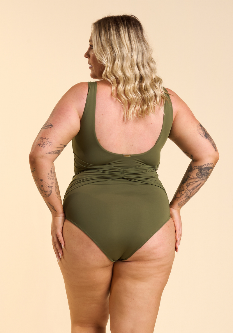 Maiô Plus Size Preto Com Detalhe Ilhos