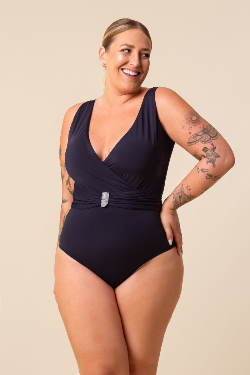 Maiô Plus Size Com Drapeado E Aviamento Em Madeira Alcaparra Mardu