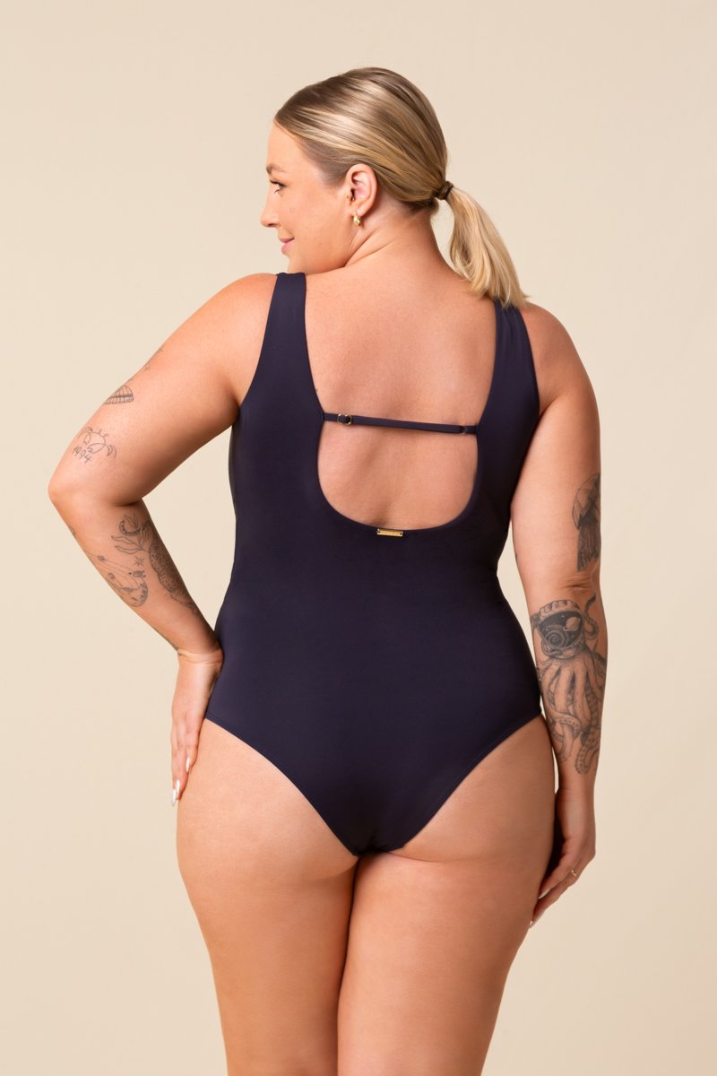 Maiô Plus Size Com Drapeado E Aviamento Em Madeira Alcaparra Mardu